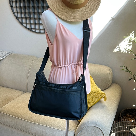 Lesportsac Handbags - LeSportsac deluxe everyday bag